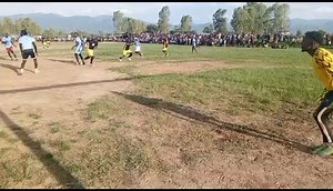 #Update Oyimba nyimbo za uzimu, Ethel Kamwendo Banda, wati masewero ampira wamiyendo ndi chida chofunikira kwambiri posintha miyoyo ya achinyamata ambiri m'dziko muno. A Kamwendo Banda anena izi pabwalo lazamasewero la sukulu ya primary ya Mhuju m'boma la Rumphi pamapeto ampikisano wa mpira wamiyendo pakati pa timu ya Mhuju Select ndi Panthers mu mpikisano wa ndalama zokwana K2 million wa Apostle Vitumbiko Mkandawire Mfumu yayikulu Mwahenga yomwe inaonera nawo masewerowa inayamikira a Mkandawire