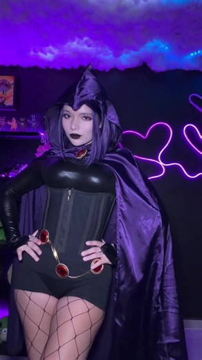 Raven cosplay ideas for Halloween: Teen Titans Raven costume