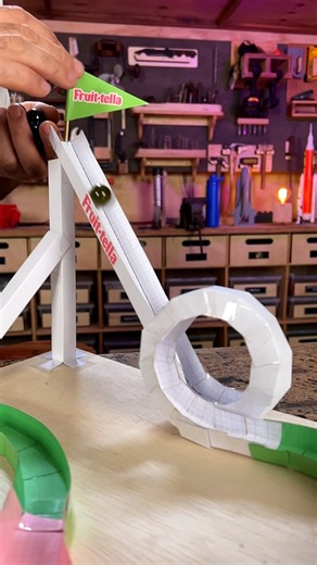 55K views · 717 reactions | Por que não CAÍMOS no LOOP da MONTANHA-RUSSA? Já se perguntou como que a gente fica de cabeça para baixo, mas não cai da montanha-russa? Não tem nenhum mistério, é tudo uma questão de física. Conheça os segredos por trás dessa manobra radical! Fruittella #PoderDoSim #Fruittella #Publicidade | Manual do Mundo | Facebook