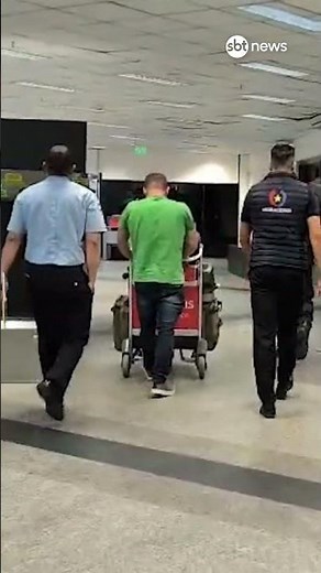 Exclusivo: momento em que Silvinei Vasques é levado por autoridades paraguaias
