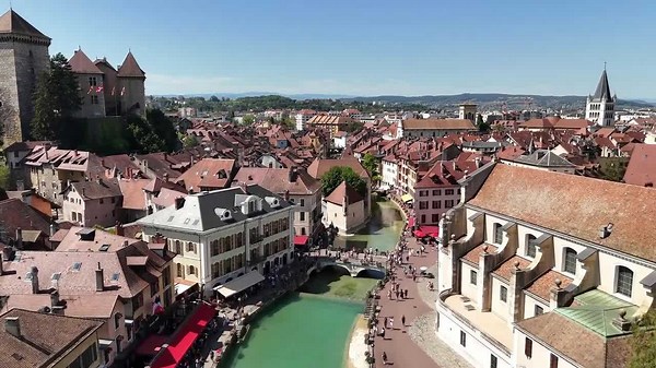 Annecy, France: Drone explores the "Venice of the Alps"