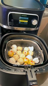 Hoe kan je stomen met het HD9960/00 2 in 1 wok accessoire? Stoom Groenten, Stoom dumplins en stoom zalm. Werk met woksauzen voor al je wok, roerbak, nasi, noodle en rijstgerechten. Maar hoe werkt dit stomen nou? Stap 1: Wok voorverwarmen met water tot 200gr C Stap 2: Haal met een tang de deksel eraf en leg de dumplings of groenten op de zeef en bereid met deksel 15min 120gr. | The Philips Chef