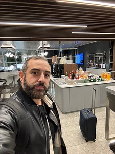 Potete mangiare e bere quello che volete senza limiti. Ecco la Lounge Leonardo dell’aeroporto di Linate. La trovate dopo i controlli di sicurezza di fianco al gate 17 e 18 tutti giorni dalle 5.30 alle 21.30. I locali sono molto belli, moderni ed eleganti. Oltre questa, a Linate, c’e’ la Sala Pirenesi ma quella di Leonardo secondo me e’ piu bella con affaccio sulla pista di decollo/atterraggio. Anche i servizi sono ottimi, discreta varietà di cibo, cornetti cosi cosi, personale dedicato. Superfic