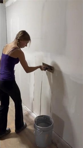 "Coating some butt joints using the LEVEL5 trowel and 6” knife 😁😁"