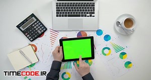 دانلود استوک فوتیج : کار با تبلت روی میز کار Using The Tablet While Working – تایم کد