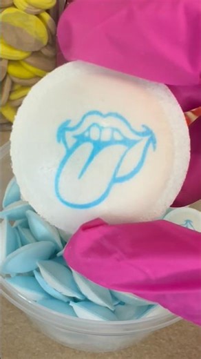 Retro flying saucers… with a tattoo on the tongue 😳