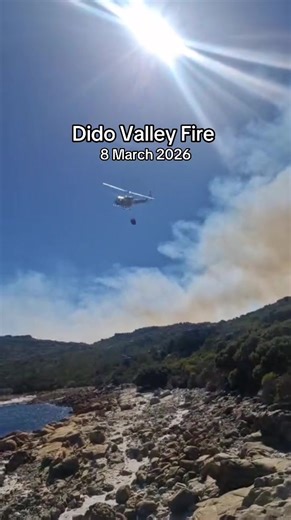 Choppers doing an amazing job at the Dido Valley fire, even with the windy conditions 👏 Footage from #DeepSouthReport #capetownfire