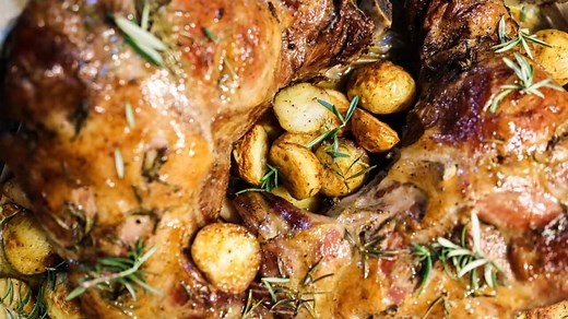 Roast lamb with potatoes (Agnello arrosto con patate)