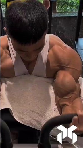 Shredded Bodybuilder Destroys Back and Biceps Workout