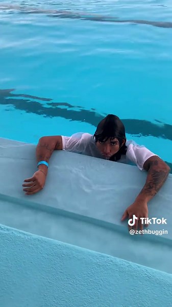 zethbuggin (@zethbuggin)’s video of walking on water prank in public