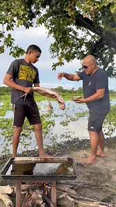 Batalla campal entre 🐊 y pescador 🥵 | Rompedera Viral