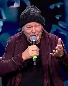 A proposito del Rap.. 😉 L’ho inventato io. 🤣💥 naturalmente sto scherzando ma.. “Fegato, fegato spappolato era un pezzo proto-rap”. Giocavo a quei tempi a cercare di fare delle canzoni con le parole tutte ritmate con gli accenti giusti sul ritmo. Anche “Alibi”potrebbe essere un Rap !? 😉😜🤟💥😎 #chicche #rap #vascorossi #loradistoria | Vasco Rossi