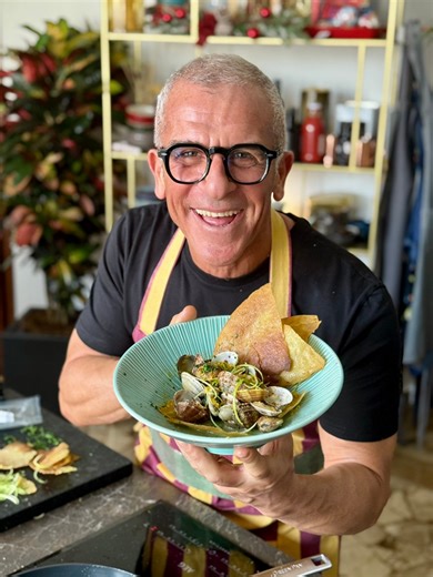✨ Vongole, pane Carasau e bottarga: un sauté da urlo! Volete scoprire tutti i segreti per prepararlo senza sbagliare? Dalle tecniche base a trucchi che vi faranno fare un figurone 😜 nei miei corsi di cucina online non lasciamo niente al caso! 🔥 Il 9 dicembre aprono le porte della mia Academy, cliccate questo link https://academy.maxmariola.com e iscriviti gratuitamente alla lista d'attesa 🔗 Daje, vi aspetto❤️ #chefmaxmariola #maxmariola #maxmariolacucinapervoi | Chef Max Mariola