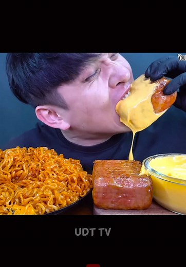 Mukbang: Gigantesca Comida Cubierta de Salsa de Queso