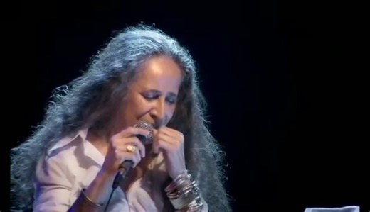 "TUA", título de um dos lançamentos de "MARIA BETHÂNIA" em 2009, este delicadamente sublinhado por canções românticas, que mais parecem desenhos e sensações vindos diretamente do coração da "Abelha Rainha", que embarca em sua alta qualidade vocal, e entre os ótimos e oportunos momentos musicais, celebra mais uma safra com repertório super envolvente. Totalmente serena, um tanto menos dramática do que o habitual, mas a chama da paixão se faz presente da primeira à última faixa, onde sua natureza 