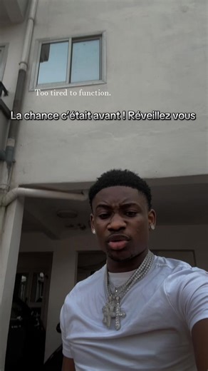 🍀 La chance, c’était avant. Aujourd’hui, il n’y a plus de chance ❌ 💪 Maintenant, il faut TRAVAILLER À FOND. 🔁 Faire la même chose encore et encore. 💯 Même 100 fois. ❌ Même si tu fais mal. ⏳ La constance change tout. 🧠 La discipline fait la différence. Un jour, par erreur… 👉 Tu feras bien ✅ Et ce jour-là, tu comprendras pourquoi tu n’as jamais abandonné 🔥 👊 Frérot, bats-toi. 🚫 Personne ne va t’attendre. 🚫 Personne ne va venir te sauver. 🌊 Ta vie, c’est une plage. Si tu ne nages pas, tu