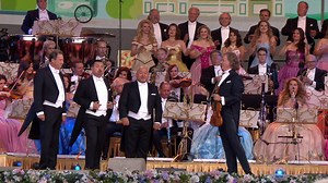 Mit André Rieu und "Funiculì, Funiculà" kann es nur ein großartiger Tag werden! Was für eine wunderschöne Version des Lieds gemeinsam mit den Platin-Tenören bei "André Rieu - Das große Konzert" in Maastricht! 🎻🎵 | Riverboat