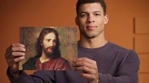 ¿Qué tanto sabes de Jesucristo? Él es la persona más importante que jamás haya vivido en la Tierra. La Biblia es de gran valor para nosotros porque nos permite conocer a Jesucristo. Otro libro de escritura sagrada es el Libro de Mormón. En él, también aprendemos sobre Jesucristo y Sus enseñanzas. El Libro de Mormón al igual que la Biblia testifica de Jesucristo. Al leer el Libro de Mormón, podrás acercarte más a Jesús. Los misioneros de la Iglesia de Jesucristo de los Santos de los Últimos Días 