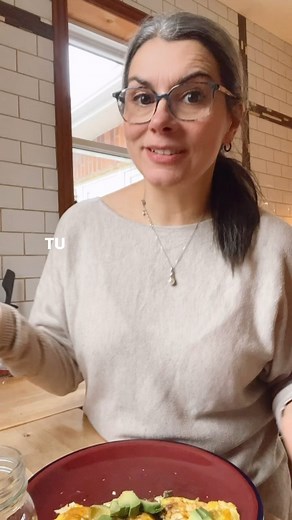 Des fluctuation d’énergie d’après-midi ça peut se régler avec bon en des choses mais ton alimentation en est une partie!!! 📢 la consommation d’eau, la pratique d’une activité physique légère et une alimentation saine peuvent contribuer à augmenter l’énergie et réduire la sensation de fatigue. Abonne-toi pour le lis de conseils pratique et toi est-ce que tu t’endors l’après-midi? . . . . #energie #energiebasse #energiepositive #alimentationsaine #alimentationsaineetequilibrée #resterhydraté #ket