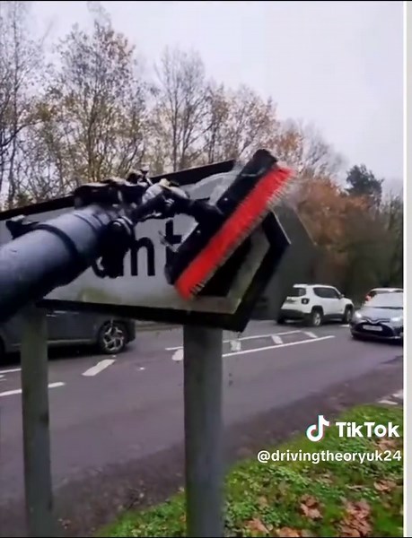 Scrub up on your road sign knowledge with these awesome flash cards - either for yourself or for a gift to someone learning #learntodrive #drivingtheorytest #theorytest