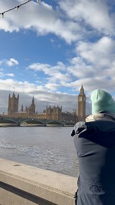 🕰️ La Torre Elizabeth: el corazón que marca el tiempo en Londres 🇬🇧 Conocida mundialmente como Big Ben, esta torre en realidad se llama Elizabeth Tower, nombrada así en honor a la reina Isabel II durante su Jubileo de Diamante en 2012. 👑 Su icónico reloj fue instalado en 1859, y desde entonces, sus campanadas han acompañado cada cambio histórico del Reino Unido. Cada una de sus cuatro caras mide 7 metros de diámetro, y su mecanismo aún se ajusta a mano, manteniendo una precisión que desafía 