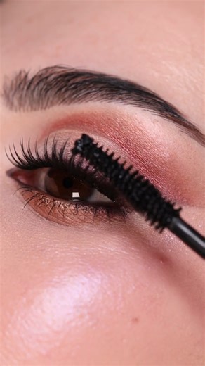 Six pearlescent pastels radiant neutrals in one glowy set, just in time for spring. Meet the NEW MAC Metamorphosis Face and Eye Palette for natural to ethereal looks✨. Which NEW shade is your fave? 🌸 Daft Pink (sheer baby pink) 🪻 Lavender Lemonade (iridescent lavender) 🌼 Daffodillionaire (deep golden bronze) 🍯 Hot Honey (shimmering copper pink) 🪸 Calypso Coral (shimmering pink) 🍒 Cherry Sangria (deep violet) MUA: @nicoleblessy Shop now – online or at your nearest MAC Store. https://mac-cos