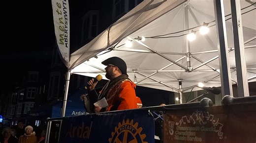 Aberystwyth's mayor takes to the stage at Aberystwyth Christmas lights event | Cambrian News
