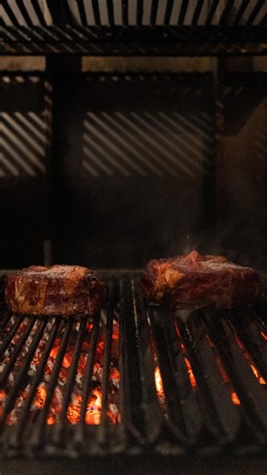 Lana on Instagram: "¿Hierro redondo o parrilla en V? Un clásico debate parrillero. Para los cortes de carne que trabajamos en Lana y el punto de asado que nos gusta, lo tenemos claro: elegimos el hierro redondo. Este sistema permite una transmisión directa de calor, logrando un sellado más intenso en superficie, favoreciendo la reacción de Maillard y manteniendo el interior en un punto poco hecho, además de evitar combustiones que no nos interesan ni en sabor ni en resultado. La parrilla en form