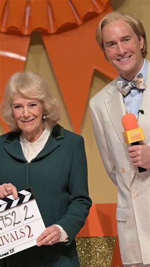 A sneak peek of Rivals! 🎬🤩🎞️ The Queen has visited the set of the Disney TV drama, Rivals, which is currently filming its second series on location in Bristol. In celebration of British television production, youth opportunity in the creative industries, and the legacy of author Dame Jilly Cooper, Her Majesty met cast and crew on set and had a sneak preview of the upcoming series. First published in 1988, Rivals is based on the best-selling novel by acclaimed author Dame Jilly, who sadly pass