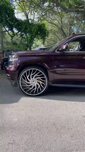 Chevy Tahoe on 30’s Riding