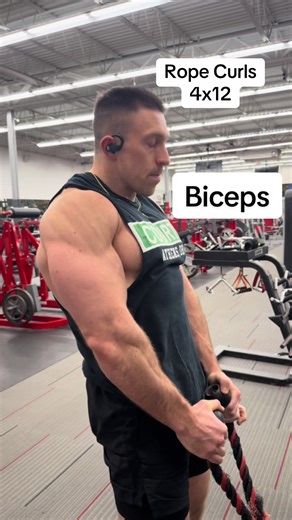 Gotta make sure the arms are looking good for the weekend! Fight it on the way down💪🏼 #biceps #armday #fitnessmotivaton #workoutroutine #fyp