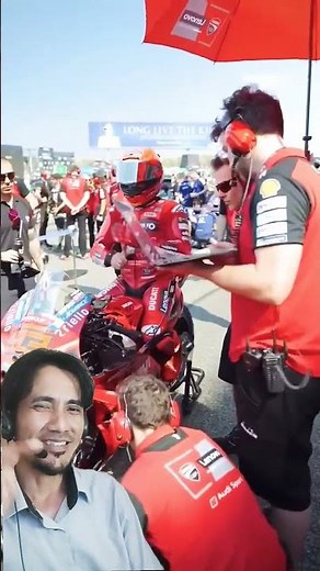 The Umbrella Girls of King Marc in ThaiGP #motogp #marcmarquez #thaigp #umbrellagirl #motogp