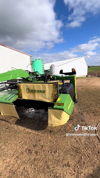 More washing and a walk around the krone TC400 Krone discbine. We’ve had it 3 cutting seasons and the only thing that’s happened was a bad wheel bearing. That’s running 350 acres of hay. 4 crops. We run 2 pull type discbines. Both 13’. #wisconsin #dairy #farmingtiktok #familyfarmlife #farmlife