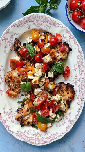 30K views · 194 reactions | I suppose this would be the ultimate summer “no recipe-recipe” that is always sure to be a hit! An easy take on a caprese salad with a bruschetta vibe, sensational and so easy! Would also make for a great meal prep if you’re into that kind of thing 殺 no recipe for this yall, I just eye ball it as I go. A little whole grain mustard on the chicken really makes it so tasty! | Laura in the Kitchen | Facebook