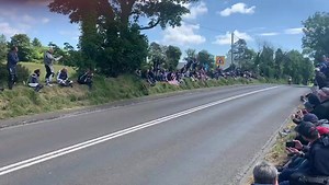 El súper wheelie que Michael Rutter hace cada vuelta en Crosby Jump. | LivingRoadRaces