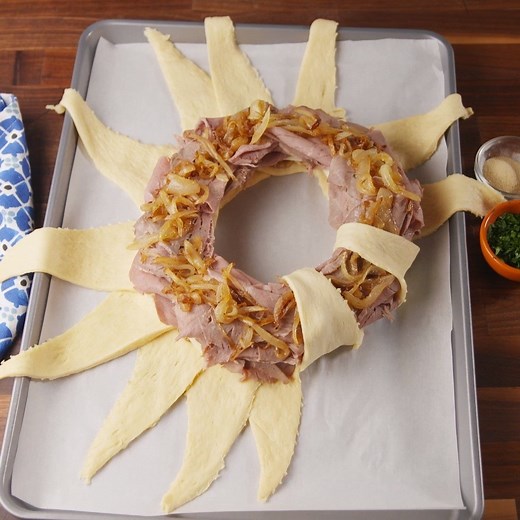 This French Dip Crescent Ring will have all your friends double dipping. Full recipe: http://dlsh.it/1JwEE2i | Delish