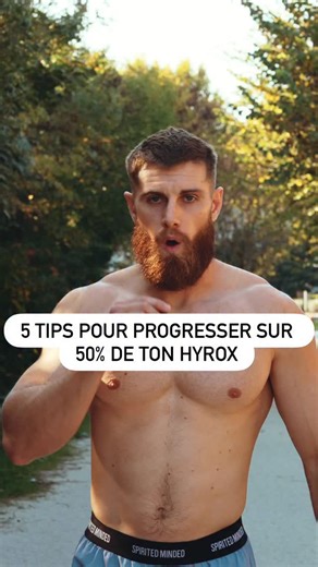 L’HYROX, c’est une course 🏃‍♂️ Et tu passes plus de la moitié du temps à courir. Alors forcément… ta performance dépend de ta course. Le problème ? Beaucoup courent, mais peu apprennent à bien courir. Voici 5 conseils pour te transformer en vraie gazelle 🦌 1️⃣ Relâche le haut du corps C’est difficile, mais essentiel. Plus ton buste et tes épaules sont relâchés, plus ta foulée devient fluide. ➡️ Moins d’impact sur la colonne, plus d’économie d’énergie. 2️⃣ Augmente ta fréquence de pas Ton rythm