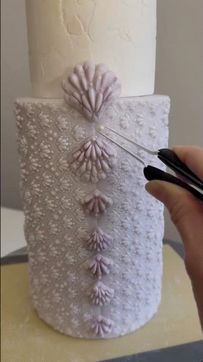 Using a patterned mould with fondant icing to decorate a cake. #cakemold #fondant #cakedecorating