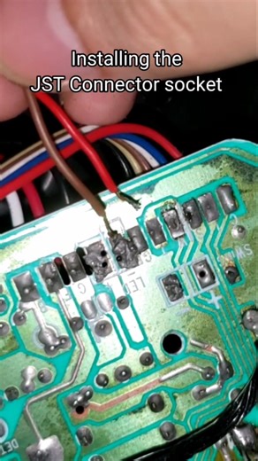 Installing the JST Connector socket for the PCB #repairs #tools #pcb #electronic