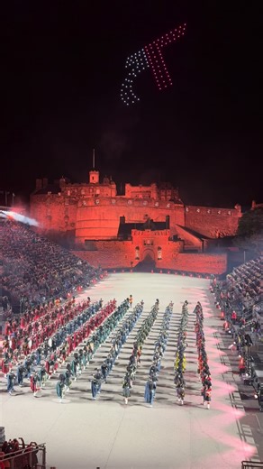 Revisiting a night when the Edinburgh Castle esplanade filled with music, colour and sheer precision at the Royal Edinburgh Military Tattoo this summer 🎶🏴󠁧󠁢󠁳󠁣󠁴󠁿 @edinburghcastle @edinburghtattoo | Scotland