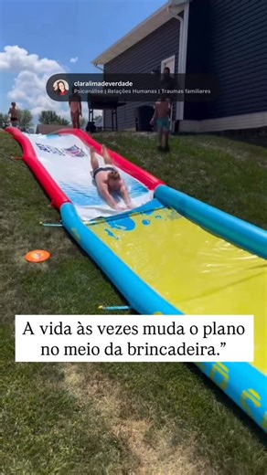 Psicanálise | Relações Humanas | Traumas familiares on Instagram: "Nem sempre o que nos surpreende no caminho vem para nos atrapalhar. Às vezes, a vida só interrompe o fluxo para nos tirar do automático. Na psicanálise, entendemos que muitos “imprevistos” funcionam como convites à consciência. Eles quebram a repetição, interrompem o script antigo e nos obrigam a sair de um modo de viver que já não sustenta quem estamos nos tornando. Nem toda mudança dói — algumas apenas reorganizam. A neurociênc