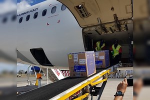 Voo da Latam com 10,5 mil doses da Pfizer chega ao Distrito Federal