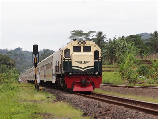 Kereta api dengan lokomotif Vintage melintas di jalur tengah Purwokerto #keretaapi #railwayphotography #train #railway | Java Railfanning