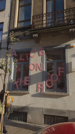 Nous y voilà ❤️ L’album est sorti…. Je pourrais vous en parler pendant des heures (c’est d’ailleurs je ne vous le cache pas à peu près mon programme pour les prochaines semaines), mais aujourd’hui, les mots me manquent 🥹🤭 Alors je ferai simple… Je vous souhaite à toutes et tous une découverte que j’espère positive… que l’une ou l’autre chanson vous touche quelque part.. j’ai pensé à vous tout le long de la fabrication de ce bébé… et suis désormais entièrement prête à vous servir/rencontrer, po
