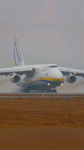 The Sky’s Strongest Freighter Antonov An-124 . . . #fblifestyle #Antonov #An124 #HeavyCargo #CargoKing #AviationLovers #PlaneSpotting #Giant #Aircraft #Freighter | Airsky