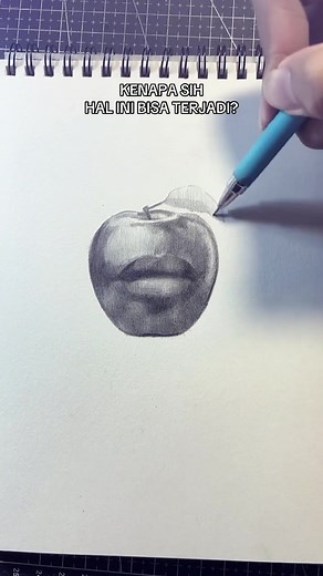 PENJELASANYA 👇 Seorang pria duduk tenang sambil menggambar. Di depannya, sebuah HP menampilkan referensi animasi yang jelas, berwarna, dan proporsional. Matanya fokus ke layar. Otaknya sibuk menerjemahkan bentuk. Tangannya mulai bergerak mengikuti insting, bukan arahan. Secara sains, ini disebut proses visual translation failure: mata melihat referensi, otak mengerti maksudnya, tapi tangan memilih jalur interpretasi pribadi. Sambil menggambar, pria ini sesekali menatap HP. Referensi masih sama.