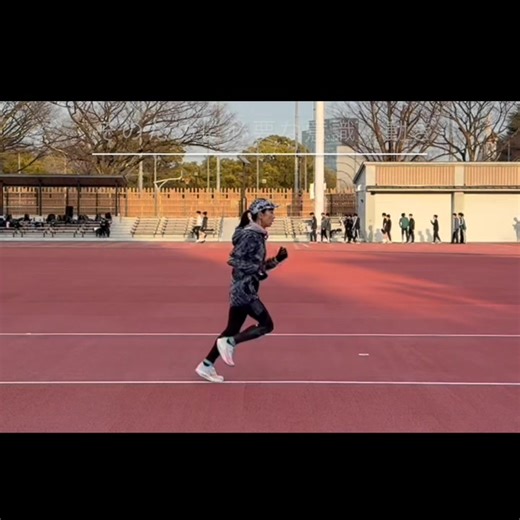 モーションセンサーを使うメリット・デメリット 動画はサブ3.5ランナーのKさんです。 Kさんがパーソナルレッスンを申し込まれた理由は 「モーションセンサーを使っているが、全身の連動性の数値（特に骨盤回転のタイミング）が悪く、もっと効率よく走れるようにどうしたらよいのかを掴みたい」というものでした。 実際にフォームを確認すると、まず接地時に左側へ沈む（潰れる・傾く）動きが目につきました。 接地時に沈み込む要因自体は複数考えられますが、程度の問題として、片側だけが明確に沈む状態は修正しないと故障につながりやすくなります。 骨格的な要因であれば、その前提を受け入れた上で最適化を考えますが、Kさんの場合は骨盤の動きに左右差があり、それが直接的な原因だと判断しました。 では、なぜその左右差が生まれているのか 腰回りの可動域や張りも確認しましたが、それ以上に影響していたのは腕振りでした。腕の使い方に左右差があり、それが結果として骨盤の動きの非対称性につながっているように見えました。 また、骨盤を動かそうとして、肩を大きく動かし、身体を捻るような意識も感じられました。 実際にKさんに確認すると、「骨