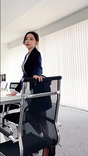 (王馨瑶工作室)女人过了20岁 就要带点风情万种 #职业装 #大长腿 #气质轻熟风 #黑丝搭配 #西装杀 #丝袜 #熟女 #御姐 #美腿 #女人味儿 #肉丝 #吊带丝袜 #美脚