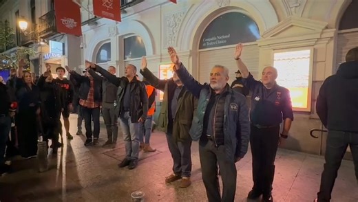 189K views · 8.1K reactions | ⬛️Frente al Teatro de la Comedia 92 años después de la Fundación de #Falange Segundo Gómez, Presidente de la Hermandad de la Vieja Guardia @_viejaguardia, inicia el canto del CARA AL SOL que suena solemne y atronador en la noche de Madrid La bandera sigue alzada #CAFE @fedelasjons Vídeo de @CurritaDelaCruz | Sindicato TNS Trabajadores Nacional-Sindicalistas | Facebook