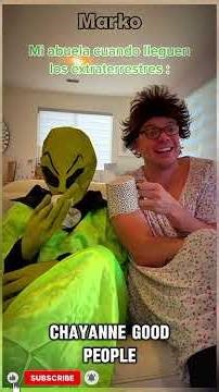 ¡Mi mamá y el extraterrestre! 😂 | Alien at a Latina's house! (Sub ES/EN) #shorts